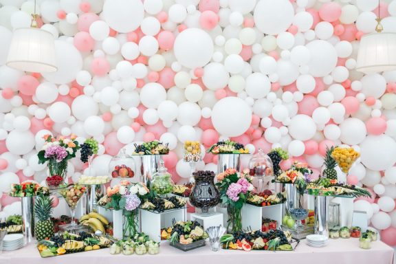 Mur de ballons blancs et roses de  3 x2,5 mètres pour décoration