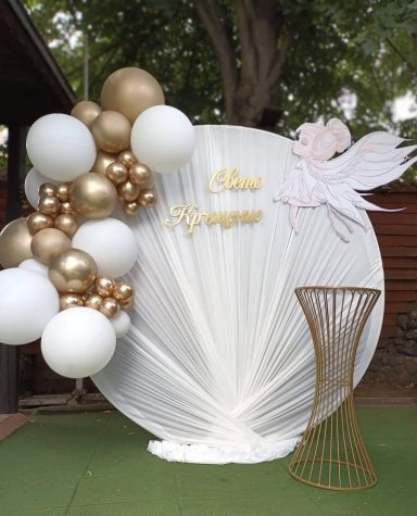 création d'une arche avec tissus et ballons blancs et or pour mariage