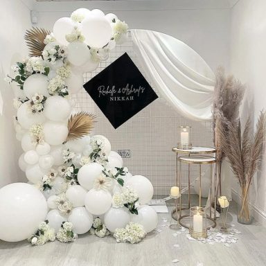décoration avec ballons et tissus blanc  raffiné