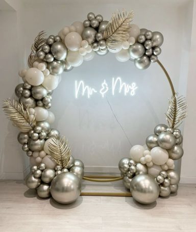 Création originale arche métallique avec ballons et plantes couleur argent et rétro éclairage