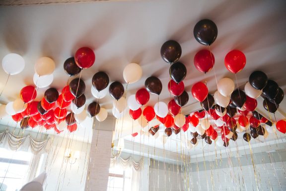 ballons gonflés à l'hélium pour décoration sur plafond